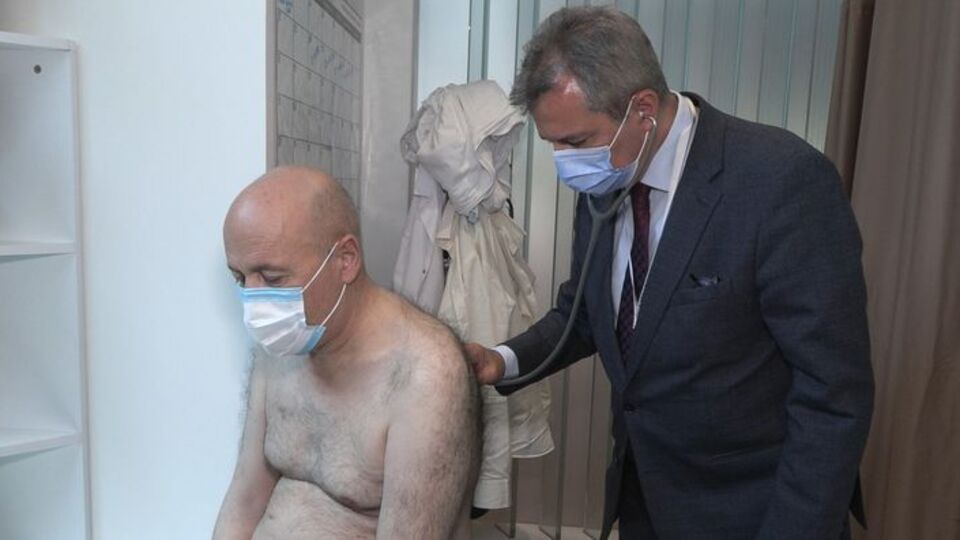 1 yıl arayla hem akciğer hem de yemek borusu kanserine yakalandı, ikisini de yendi