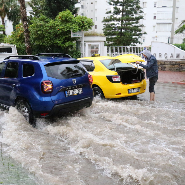 Antalya ve Mersin'de şiddetli sağanak! Yollar göle döndü