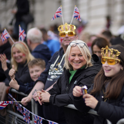 İngiltere'de tarihi gün: Kral Charles tacı taktı
