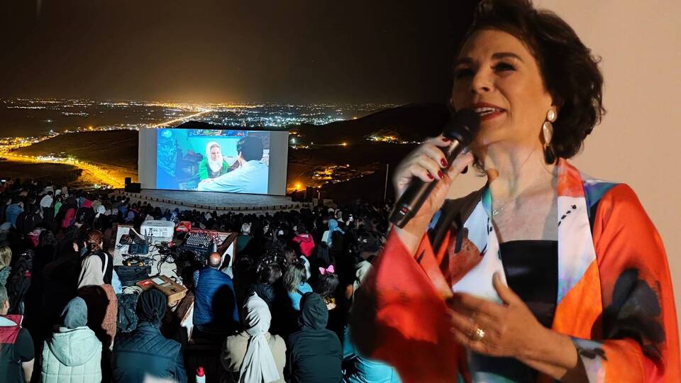 Sevenleriyle açık hava sinemasında rol aldığı filmi izledi