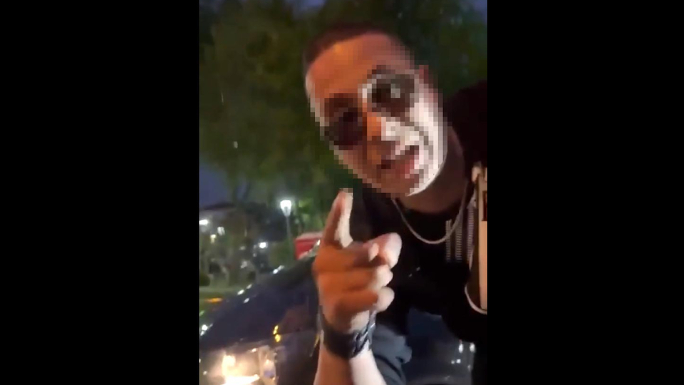 Maganda kabusu! İçerisinde bebek olan araca saldırdı