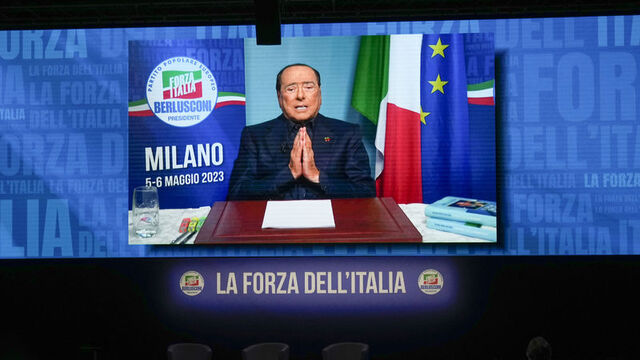 Berlusconi partisinin kongresine hastaneden seslendi