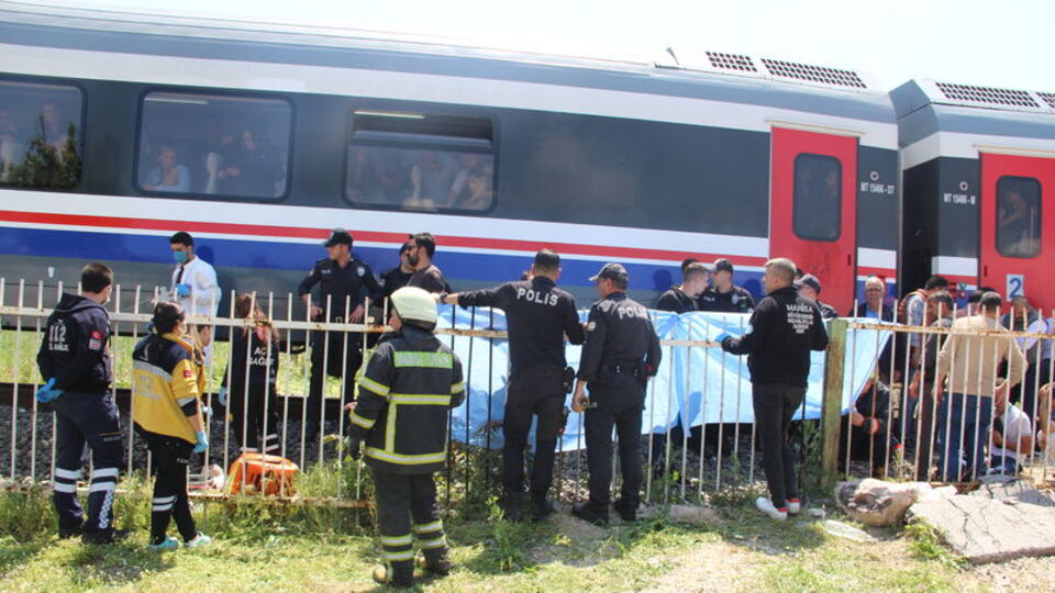 Demir yoluna giren yaşlı adama tren çarptı