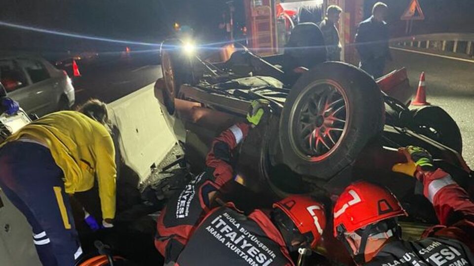 Otomobil kamyona çarptı: 1 ölü, 1 ağır yaralı