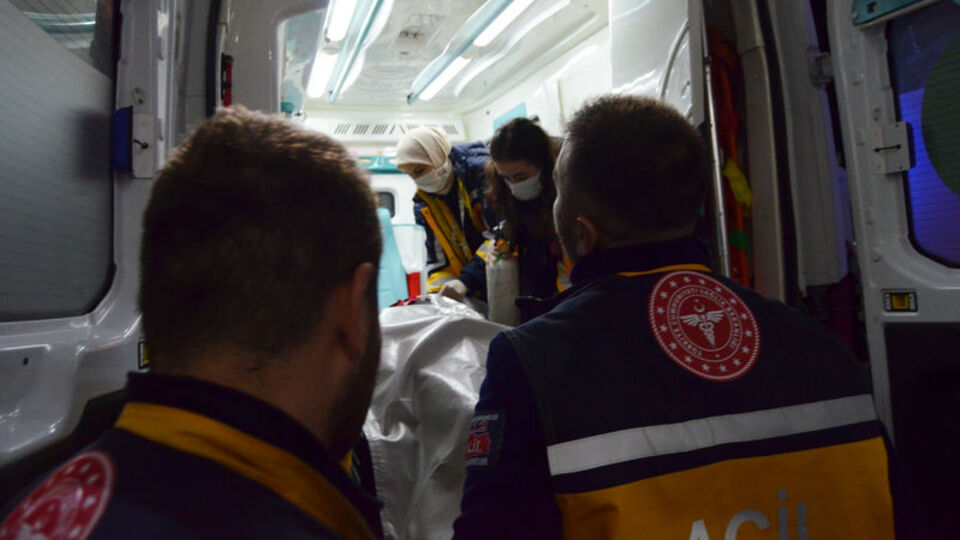 Otomobil yayalara çarptı: 1 ölü, 4 yaralı