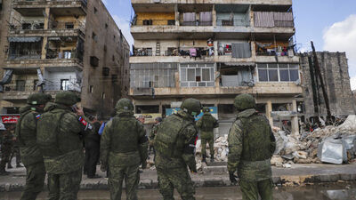 İran depremlerin ardından yardım konvoyuyla Suriye'ye silah soktu