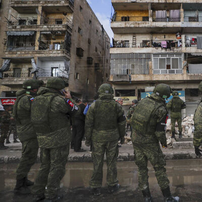 İran depremlerin ardından yardım konvoyuyla Suriye'ye silah soktu