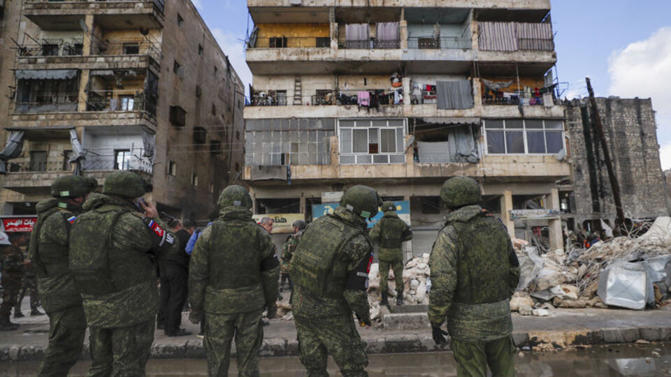 İran depremlerin ardından yardım konvoyuyla Suriye'ye silah soktu