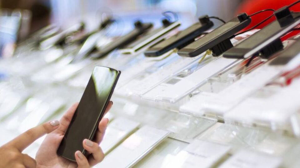 Akıllı telefonda düşüş sürdü