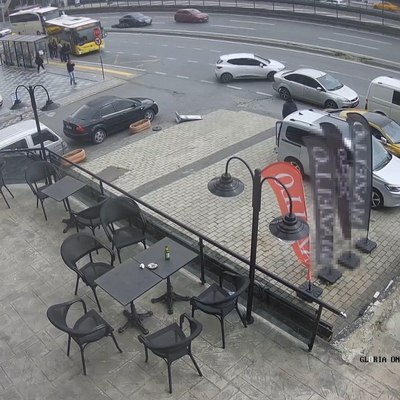 Karayolunda yarışırken motosikletliye çarptı!