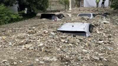 Japonya'da ev ve araçlar sular altında kaldı