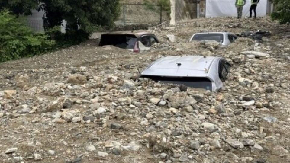 Japonya'da ev ve araçlar sular altında kaldı