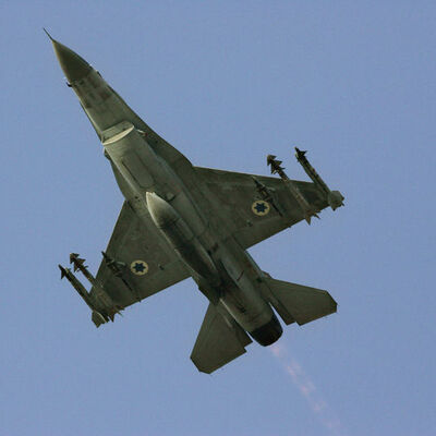 Savaş uçağı yerleşim yerine düştü: 3 kişi öldü!