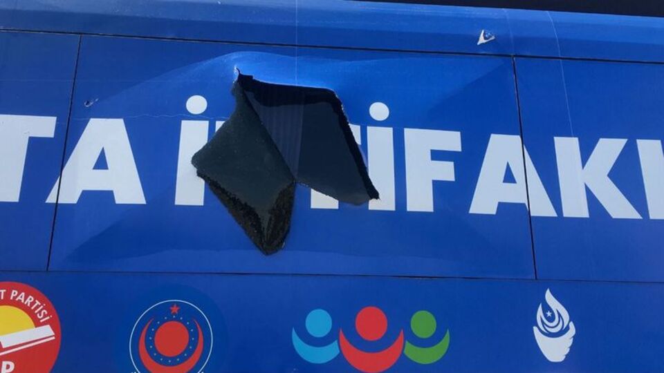 Diyarbakır'da ATA İttifakı'nın otobüsüne taşlı saldırı