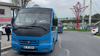 Kapısı açık seyreden minibüsten yolcu düştü