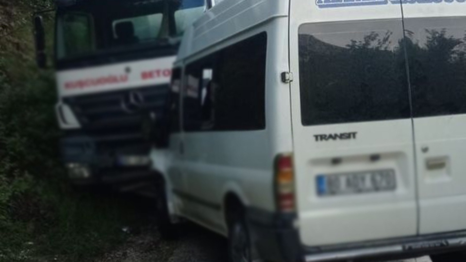 Minibüsle beton mikseri çarpıştı: 7 yaralı