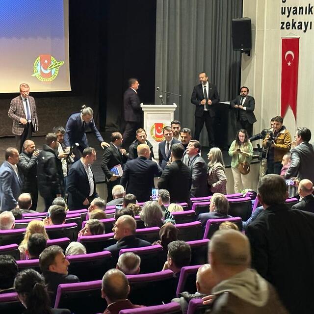 Bakan kızdı, töreni terk etti