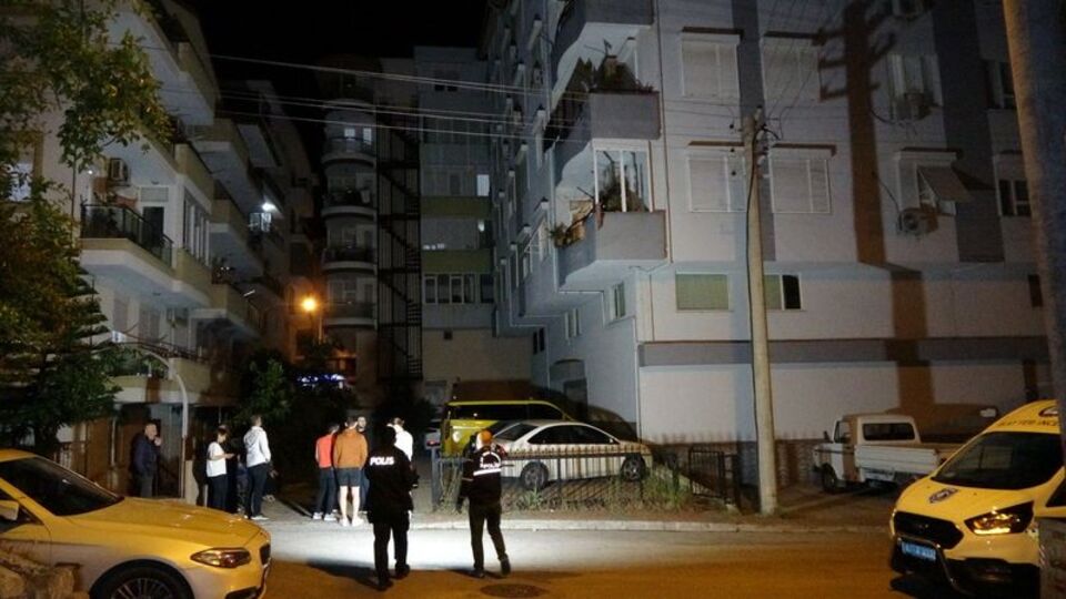 Tartıştığı kişiyi öldürdü, eve gelip eşini vurdu