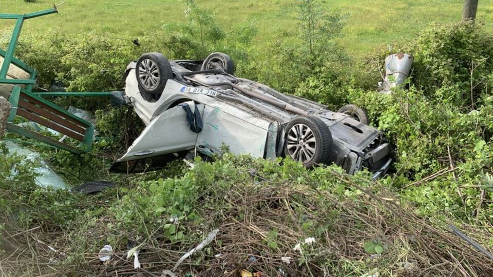 Sakarya'da iki otomobil çarpıştı: 1 ölü, 3 yaralı