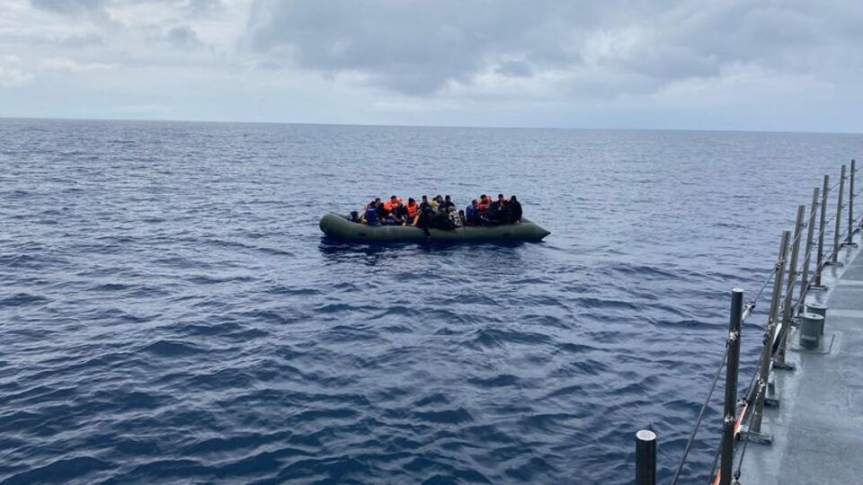 İzmir açıklarında 70 düzensiz göçmen kurtarıldı