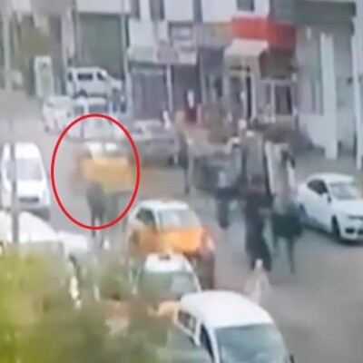 Taksici-yolcu kavgasında inanılmaz görüntü!