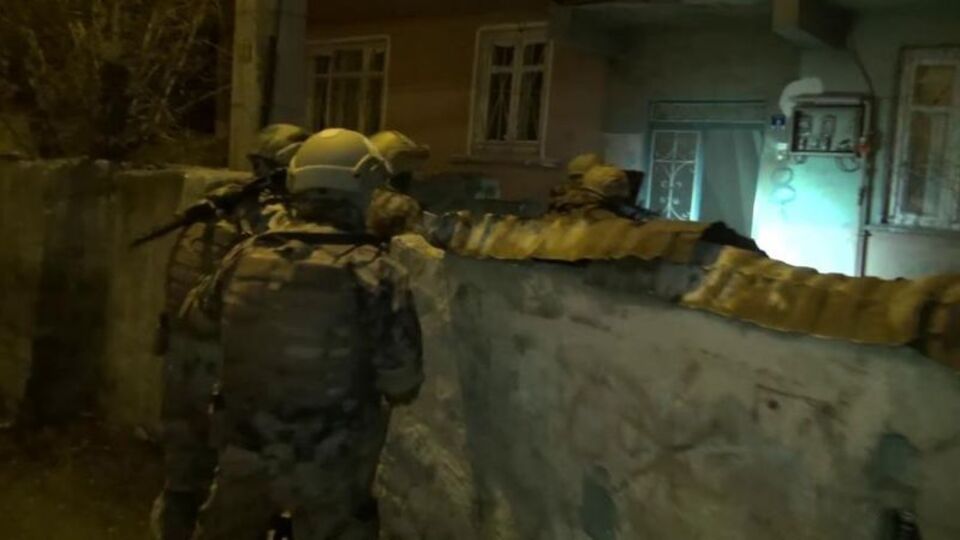 İzmir'de Kökünü Kurutma Operasyonu'nda 310 gözaltı!