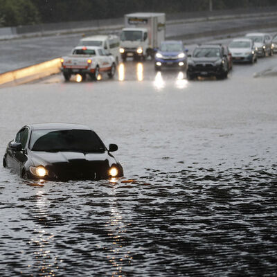 Sel vurdu, acil durum ilan edildi!