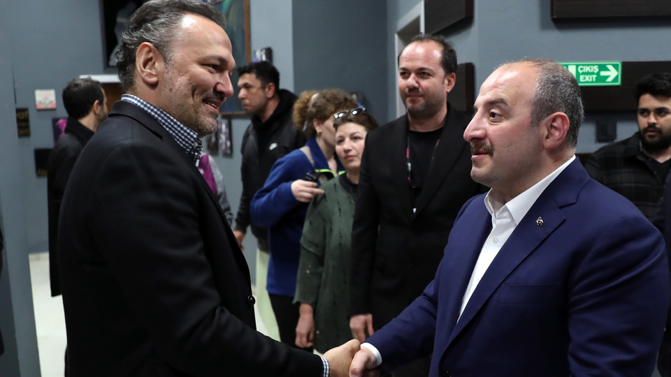 Bakan Varank, 'Güldür Güldür Show'u seyretti