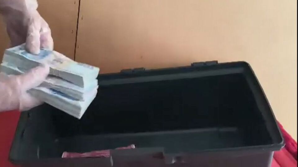 Kara para aklayan bakkal dükkânına polis baskını!