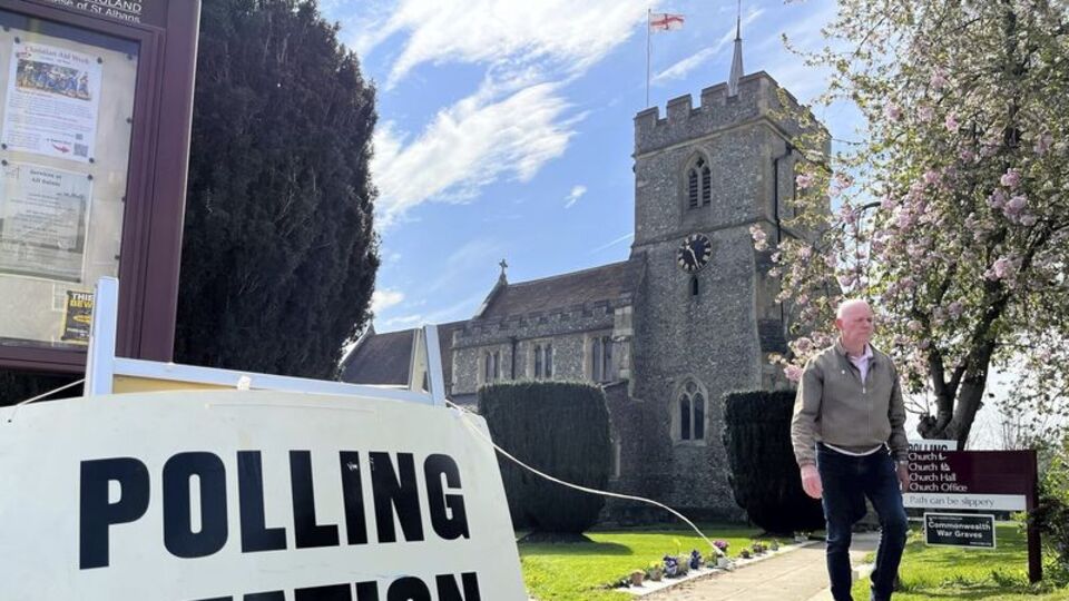 İngiltere'de seçimlerin kaybedeni Muhafazakar Parti