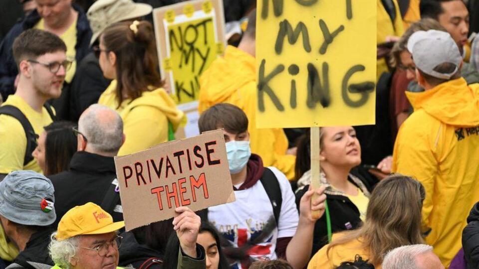 İngiltere'de monarşi karşıtlarının gözaltına alınması tartışma yarattı: Yasa eleştirildi, polis özür diledi