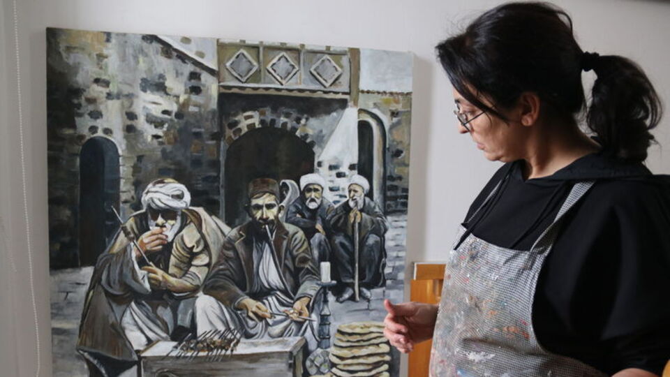 Evini adeta sanat galerisine dönüştürdü