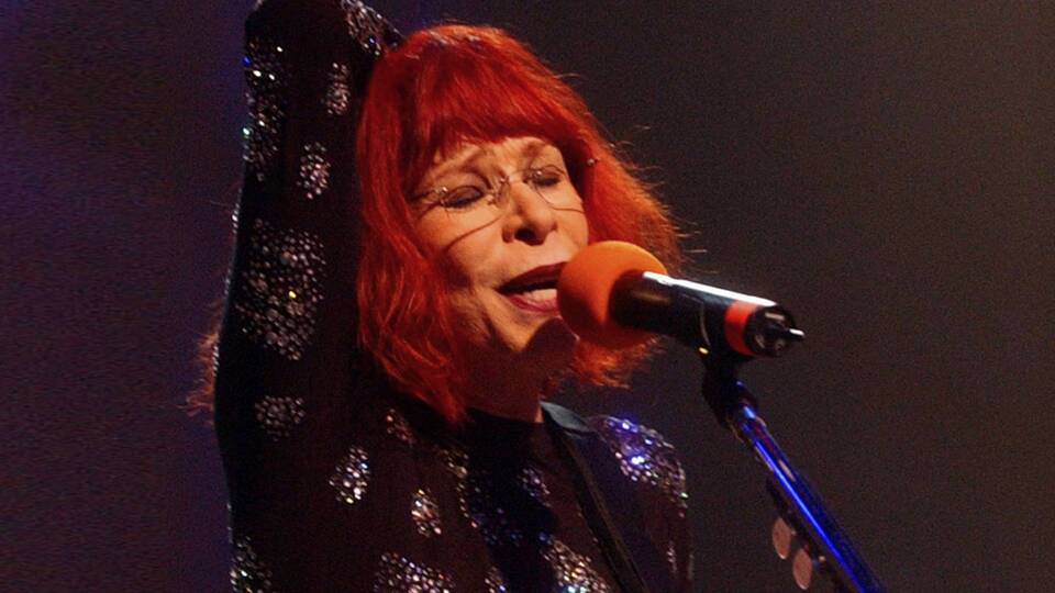 Ünlü şarkıcı hayatını kaybetti