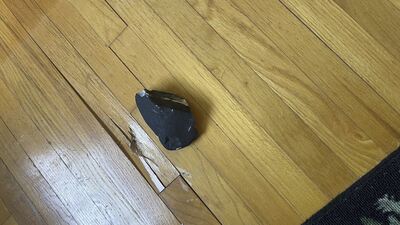 Evlerine taş fırlatıldığını düşünmüştü... Çatıyı deldi!