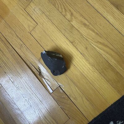 Evlerine taş fırlatıldığını düşünmüştü... Çatıyı deldi!