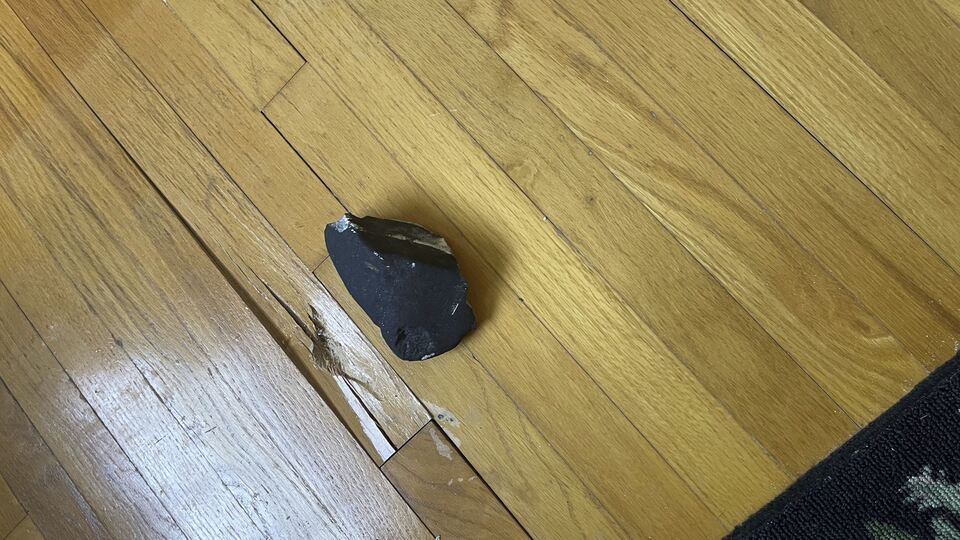 Evlerine taş fırlatıldığını düşünmüştü... Çatıyı deldi!