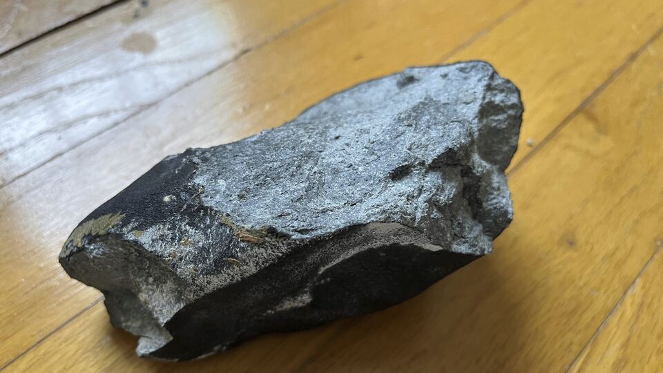 ABD'de bir evin çatısına göktaşına benzeyen cisim düştü