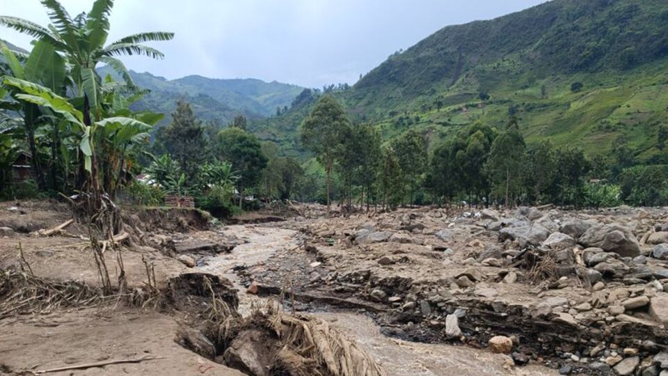 Sel felaketinden üç gün sonra iki bebek göl üzerinde sürüklenirken kurtarıldı