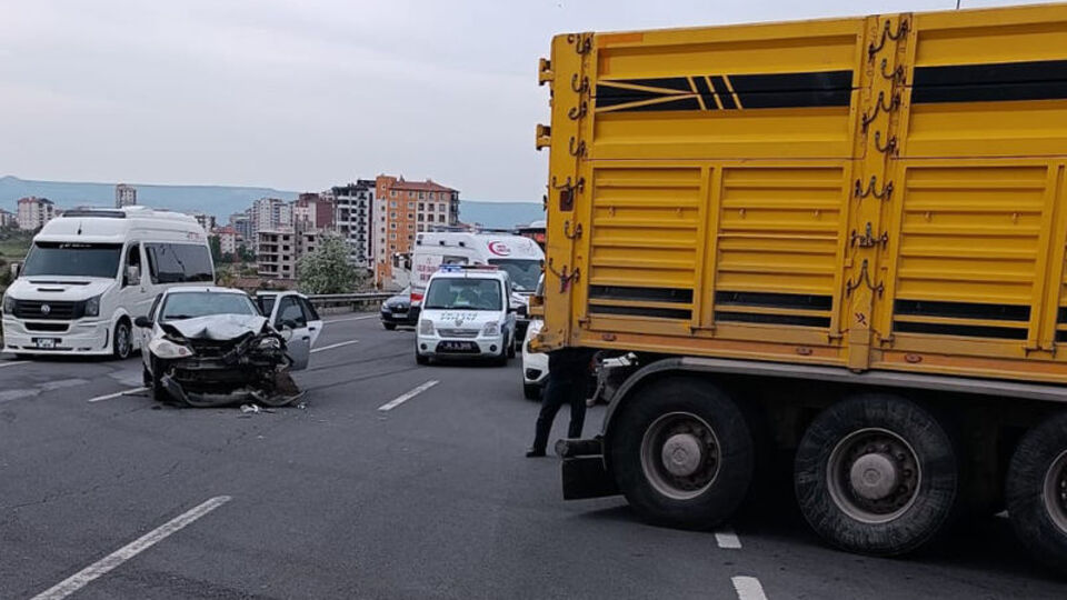 Kayseri'de TIR'la çarpışan otomobildeki 10 kişi yaralandı