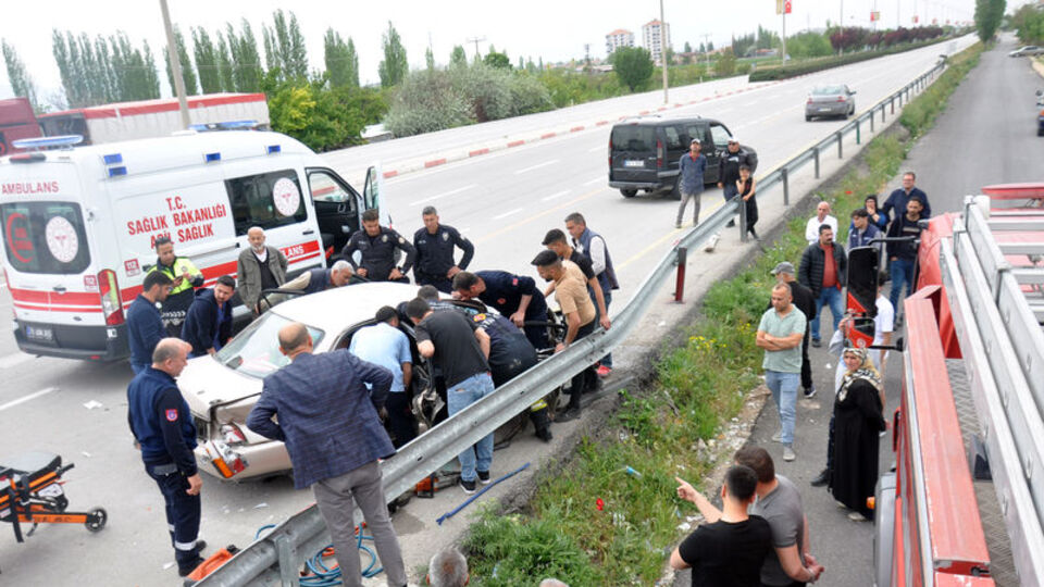 Otomobiller kavşakta çarpıştı: 1 ölü, 7 yaralı