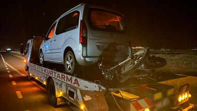 Hafif ticari araç ile motosiklet çarpıştı: Baba ile oğlu yaralandı