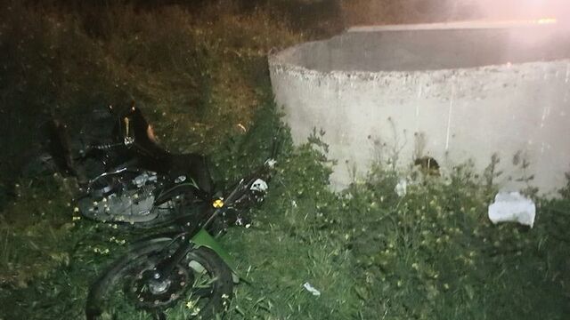 Motosiklet su kuyusuna çarptı: 1 ölü, 1 ağır yaralı