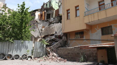 Hasarlı binanın bir kısmı çöktü