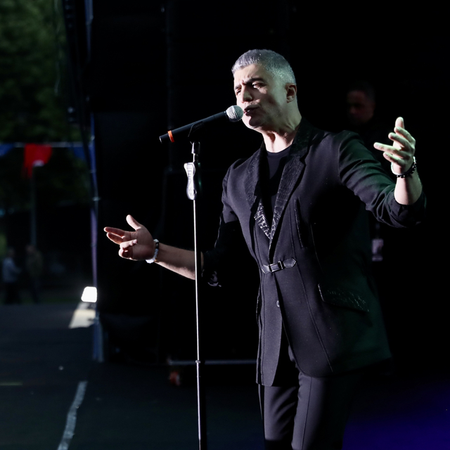 Özcan Deniz, sahneye Togg ile çıktı