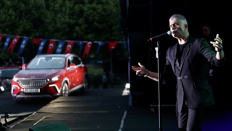 Özcan Deniz, sahneye Togg ile çıktı