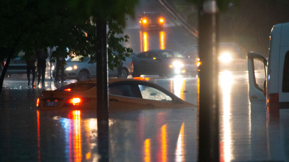 Ankara'da sağanak su baskınlarına neden oldu