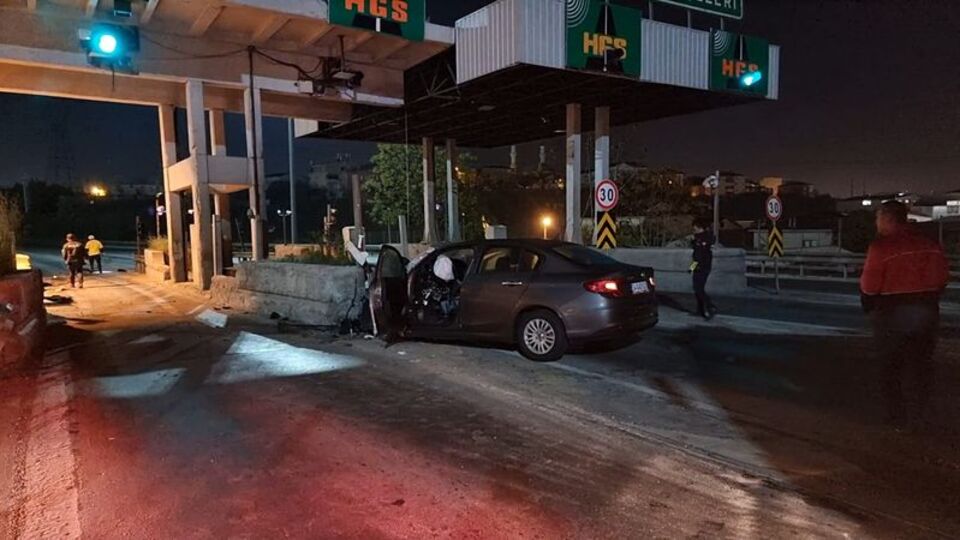 Gişelerde otomobil beton bariyere çarptı