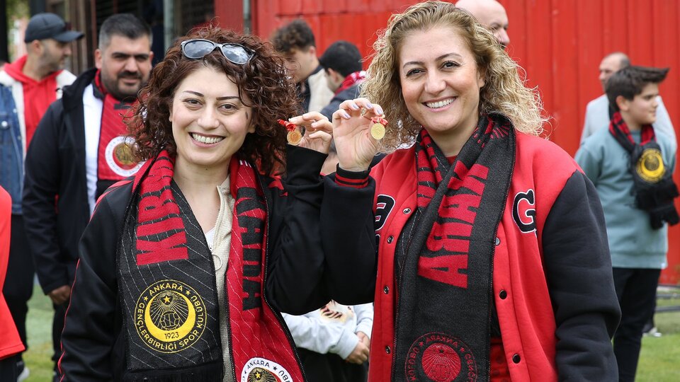 Taraftardan, futbolculara altın!