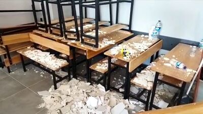 Müşahitlerin başına tavandan sıva parçaları düştü