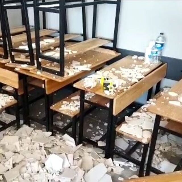 Müşahitlerin başına tavandan sıva parçaları düştü